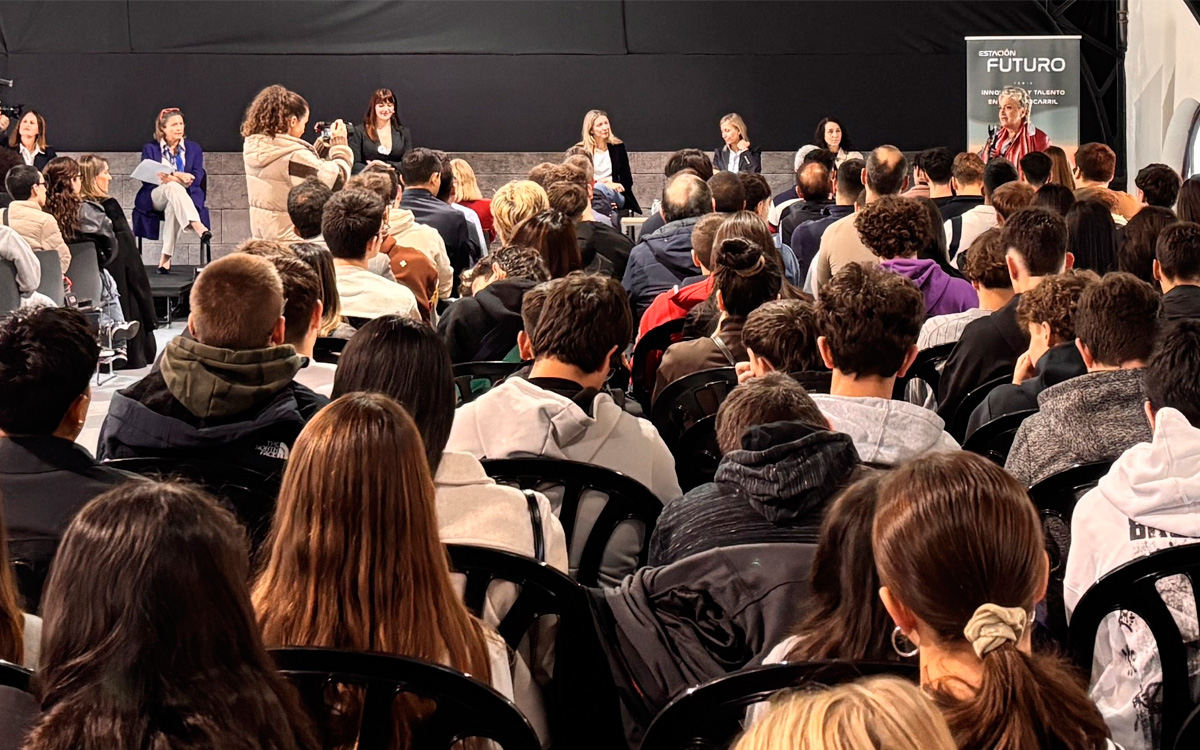 Cientos de estudiantes se sumergen en la innovaci�n ferroviaria que propone �Estaci�n Futuro�